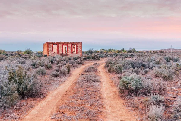 Dawn Skies Abandoned Run Building Salt Bush Red Soils Outback —  Fotos de Stock