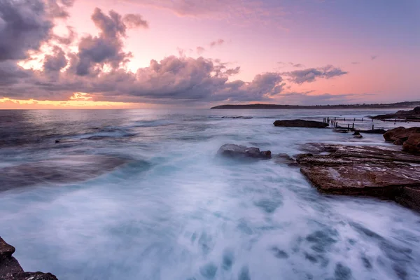 Frumos Cer Zori Vedere Ocean Piscină Piatră Utilizate Înotători — Fotografie, imagine de stoc
