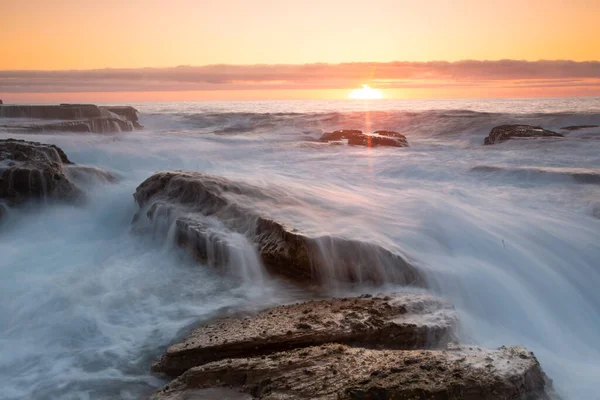 Turbulent Seas Silky Waves Splash Sharp Rocks Golden Sunrise Welcomes — Stock Photo, Image