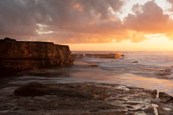 Gyllene Orange Ljus Soluppgång Över Den Steniga Stranden Kustlandskap Och — Stockfoto