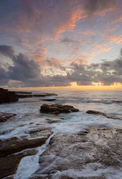 Alba Sul Mare Roccioso Con Incredibili Nuvole Mostrano Alcuni Evidenziando — Foto Stock