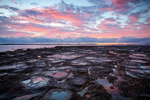 Pretty Sunrise Sky Reflections Textured Patterned Rocky Reef Low Tide — Stock Photo, Image