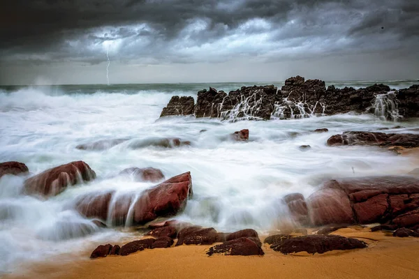 Storm Beach Turbulent Waves Crash Rocks Seashore — Stock fotografie