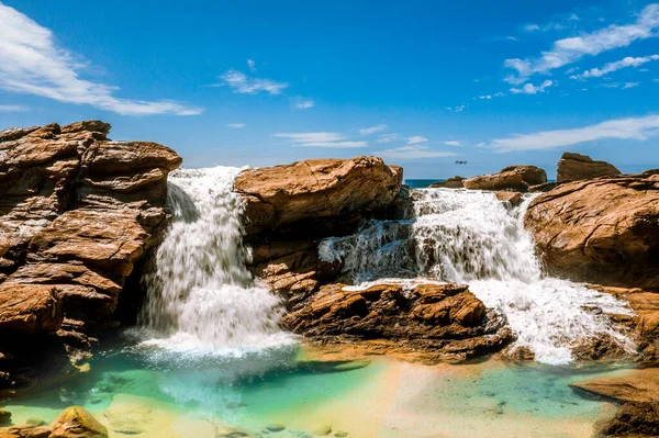 Water Tumbles Rocks Ocean Rockpool — Stock Photo, Image