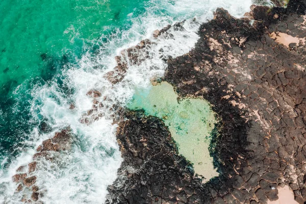 Aerial View Coastal Rock Pool Ocean Waves Flowing Rock Shelf — Stock Photo, Image