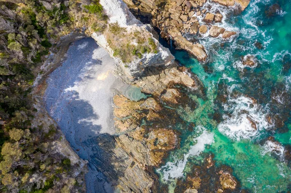 Letecký Pobřežní Výhled Skalnaté Zátoky Jeskyně Skryté Pláže — Stock fotografie