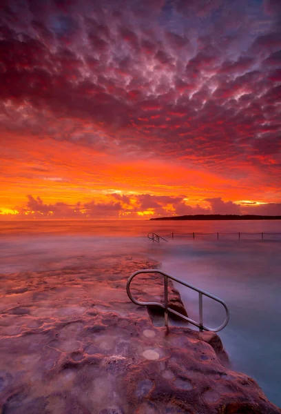 Gazdag Vörös Lenyűgöző Napfelkelte Felett Szikla Medence Óceán Cronulla — Stock Fotó