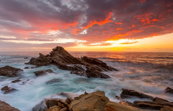 Sunrise Ocean Rocky Beach Coast Flowing Waves Moving Jagged Rocks — Stock Photo, Image