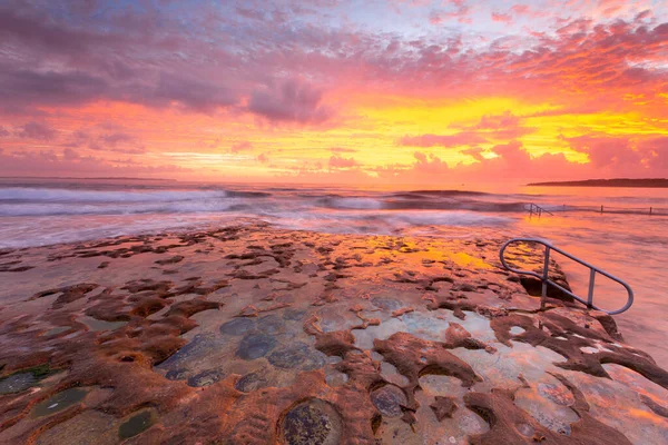 Incoming Waves Overflow Eroded Rockshelf Rockpool Amazing Sunrise Sky Full — Stock Photo, Image