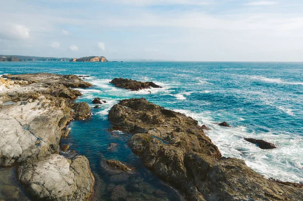 Kustlijn Zeegezicht Met Rotsachtige Vingers Uitsteekt Kust Uitzicht Kleine Eilanden — Stockfoto