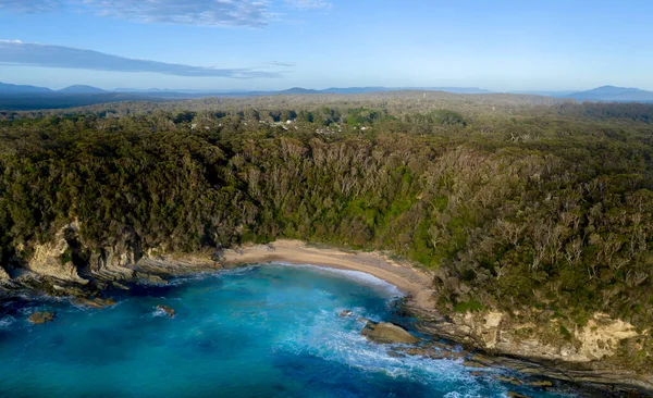 Mała Zaciszna Plaża Wśród Krzaków Wschodnim Wybrzeżu Australii — Zdjęcie stockowe