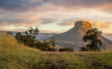 Pantoneys Crown, Capertee Vadisi 'nin zemininden yükselen izole ve düz bir tepedir.
