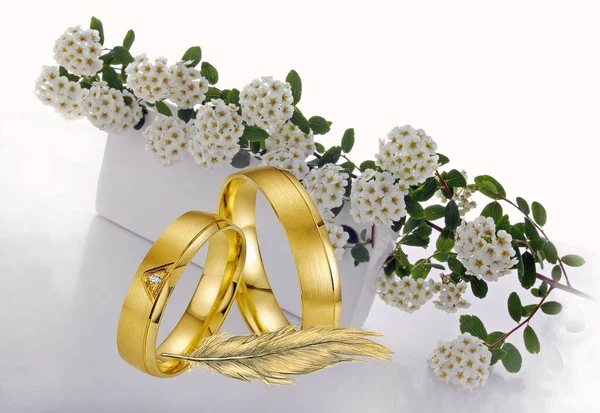 Wedding Rings White Background Golden Ribbon Bouquet Gold Lilies — Stockfoto