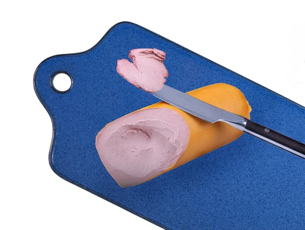 Plasterek Mięsa Nożem Odosobnionym Tle Widokiem Szczyt Ścieżki — Zdjęcie stockowe