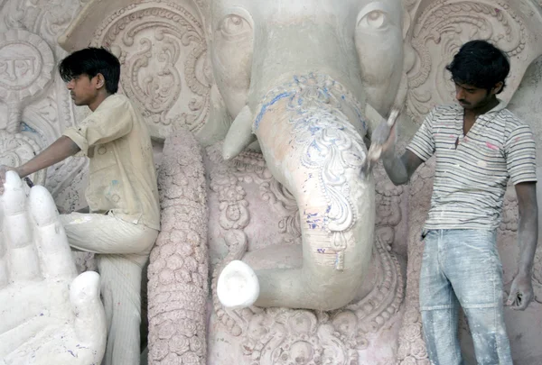 Fazendo de Ganesh Idol para Ganesh chathurthi — Fotografia de Stock