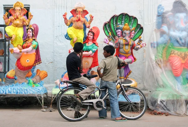 Gansh Idols for sale During Ganesh Chathurthi hindu festival — Stock Photo, Image