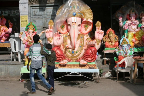 Gansh Idols for sale During Ganesh Chathurthi hindu festival — Stock Photo, Image