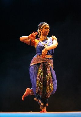 vaishnavi sainath performans gösteren bharatanatyam dans