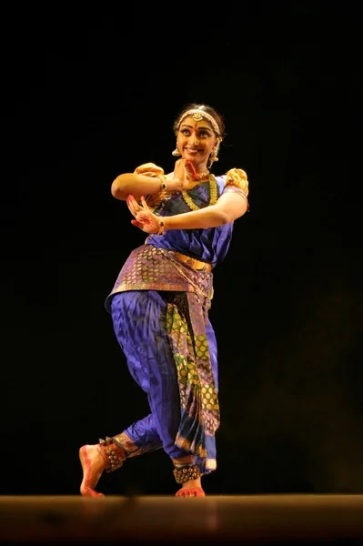 Vaishnavi Sainath executando dança Bharatanatyam — Fotografia de Stock