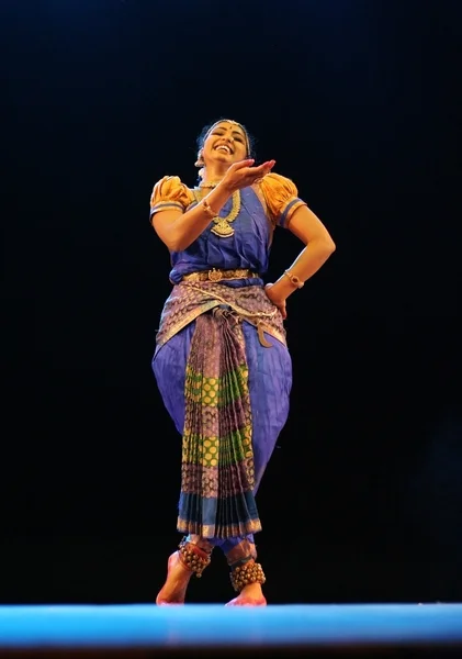 Vaishnavi sainath führt bharatanatyam Tanz auf — Stockfoto