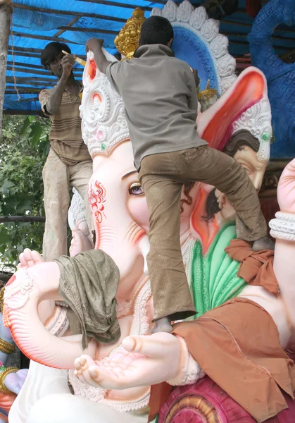 Das Ganesha-Idol für das Hindu-Fest machen — Stockfoto