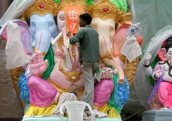 Fazendo o ídolo de Ganesha para o festival hindu — Fotografia de Stock