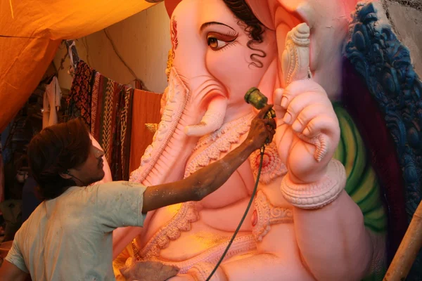 Artists making the Ganesha idol for Hindu festival ganesha chathurthi — Stock Photo, Image