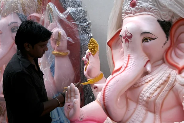 Artystów tworzących ganesha idol dla hinduskich ganesha Festiwal chathurthi Obrazek Stockowy