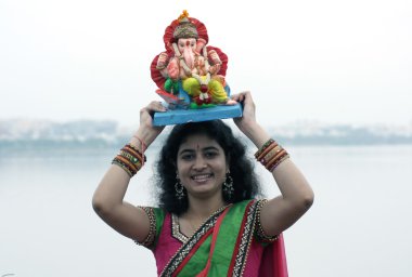 Hindu devotess hindu Festivali sırasında lord ganesha putlara sokmak hazır