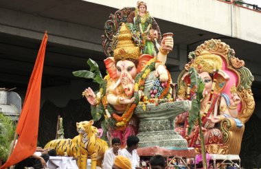 Ganesha putlara daldırma için taşınmaktadır