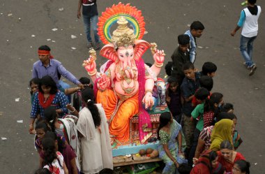 Ganesha putlara daldırma için taşınmaktadır