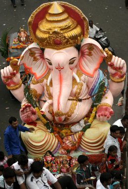 Ganesha putlara daldırma için taşınmaktadır