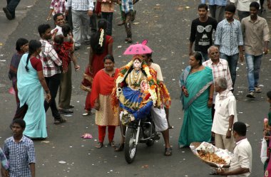 Ganesha Idol daldırma için taşıma