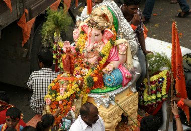 Ganesha putlara daldırma için taşınmaktadır