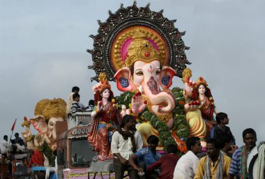 Ganesha putlara daldırma için taşınmaktadır