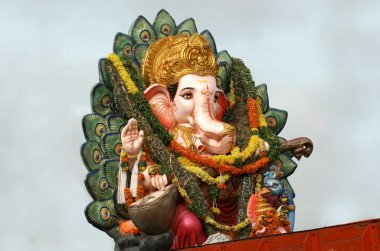 Ganesha putlara daldırma için yolda