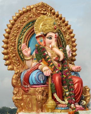 Ganesha putlara daldırma için yolda