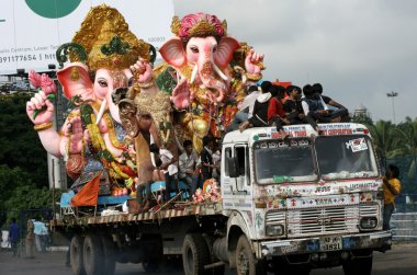 Ganesha putlara daldırma için taşınmaktadır