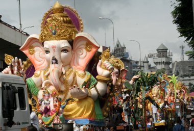 Ganesha putlara daldırma için taşınmaktadır