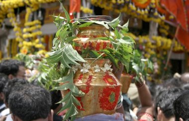 Hindu devotee taşımak mahankali tapınak bonam