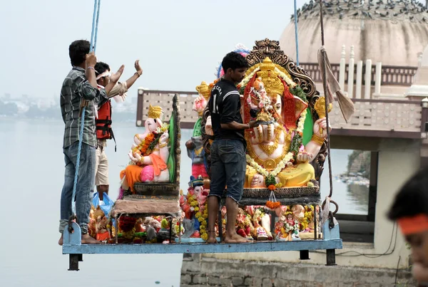 Ganesha ídolo levantado por grúa para inmersión — Foto de Stock