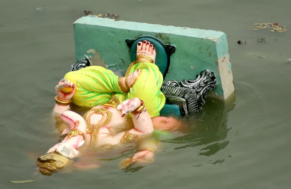 Ganesha flotador ídolo después de la inmersión, durante festiva hindú — Foto de Stock