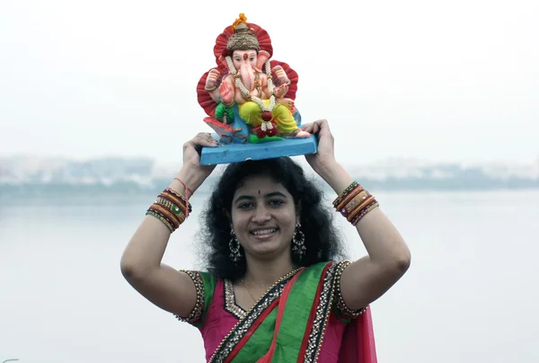 Devota hindú lista para sumergir a los ídolos del Señor Ganesha durante el festival hindú — Foto de Stock