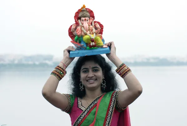 Hindu devotess hindu Festivali sırasında lord ganesha putlara sokmak hazır