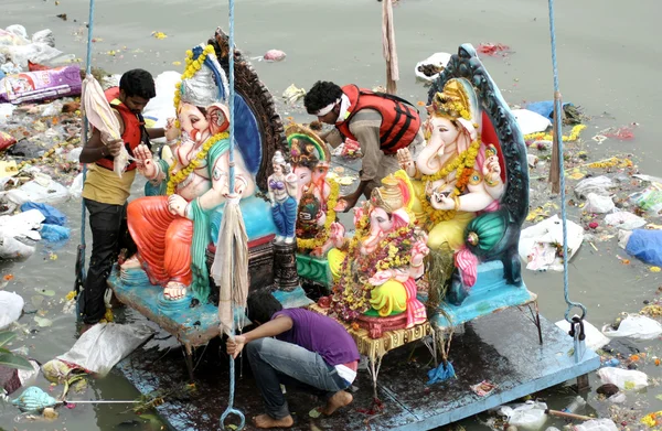 Ganesha Idol daldırma için vinç kaldırdı — Stok fotoğraf