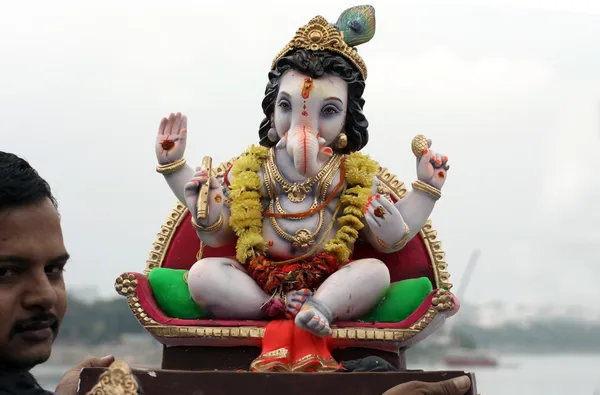 Hindu devotess hindu Festivali sırasında lord ganesha putlara sokmak hazır