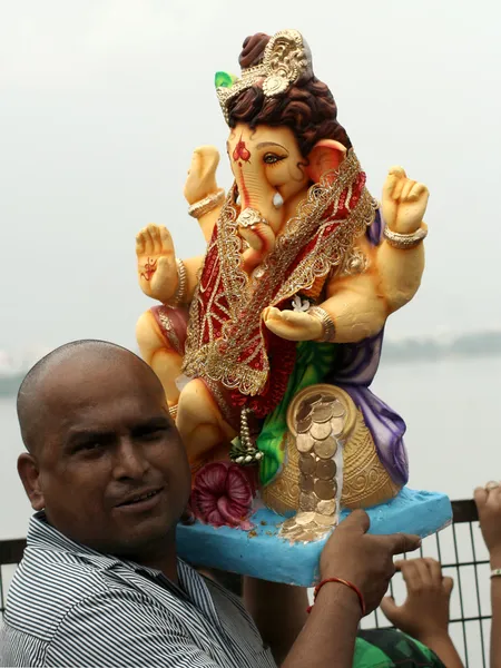 Hinduskie devotess gotowy do zanurzyć Pana ganesha idoli podczas festiwalu hinduskiego — Zdjęcie stockowe