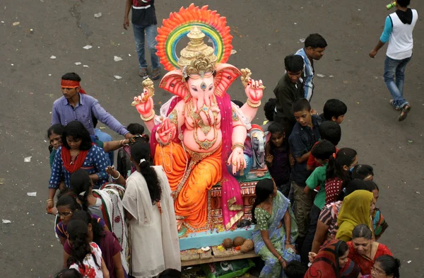 Ganesha bożków są przewożone do zanurzenia — Zdjęcie stockowe
