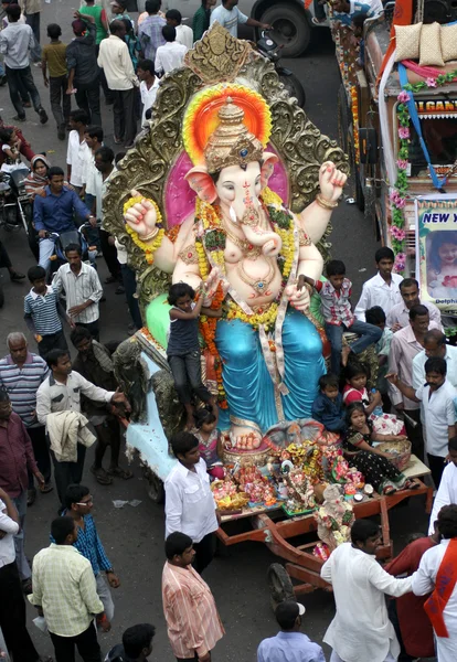 Ganesha putlara daldırma için taşınmaktadır