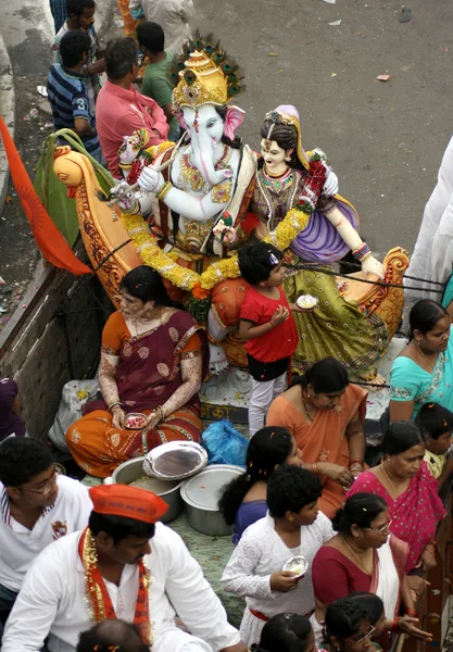 Ganesha-Idole werden zum Eintauchen transportiert — Stockfoto